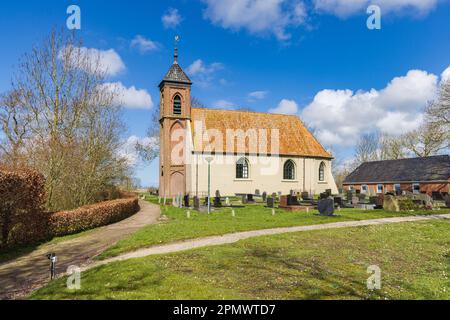 Vue sur le petit village de Dorkwerd, municipalité de Groningen aux pays-Bas Banque D'Images