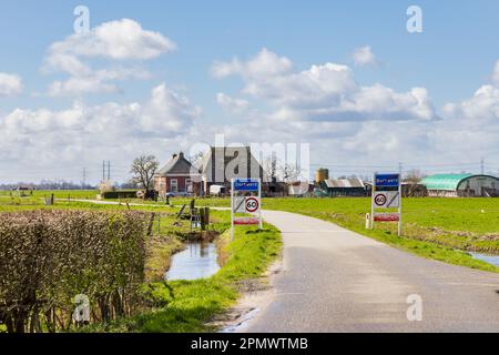 Dorkwerd, pays-Bas - 27 mars 2023 : vue sur le petit village la municipalité de Dorkwerd Groningen aux pays-Bas Banque D'Images