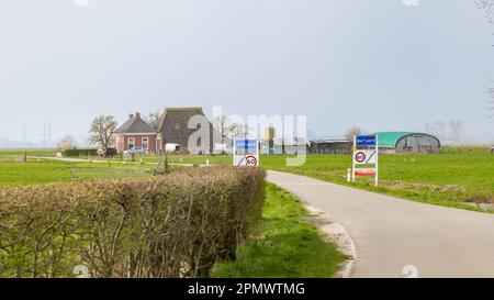 Dorkwerd, pays-Bas - 27 mars 2023 : vue sur le petit village la municipalité de Dorkwerd Groningen aux pays-Bas Banque D'Images