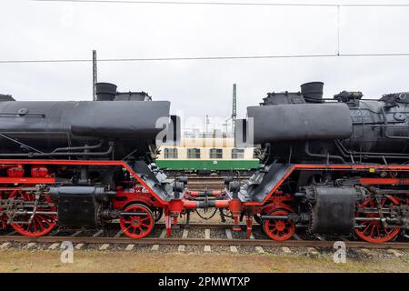 Dresde, Allemagne. 15th avril 2023. Les locomotives 41 1144-9 (gauche) et 50 3648-8 (droite) sont orientées l'une vers l'autre sur une voie. À l'occasion de la réunion des locomotives à vapeur de Dresde en 15th et du 125th anniversaire de la gare centrale de Dresde, celles-ci ont été amenées ici, mais ont dû s'arrêter en raison d'une fermeture de la piste par l'élimination d'une bombe. Credit: Daniel Schäfer/dpa/Alay Live News Banque D'Images