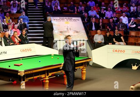 Sheffield, Royaume-Uni. 15th avril 2023. 15th avril 2023; The Crucible, Sheffield, Angleterre: 2023 Cazoo World Snooker Championship, jour 1; MC Rob Walker présente les joueurs Credit: Action plus Sports Images/Alay Live News Banque D'Images