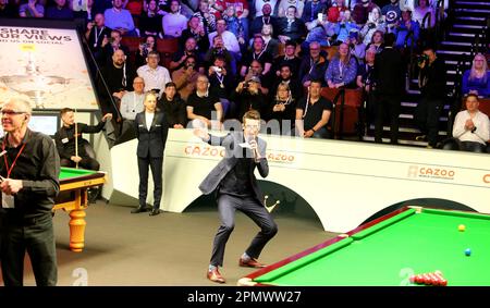 Sheffield, Royaume-Uni. 15th avril 2023. 15th avril 2023; The Crucible, Sheffield, Angleterre: 2023 Cazoo World Snooker Championship, jour 1; MC Rob Walker présente les joueurs Credit: Action plus Sports Images/Alay Live News Banque D'Images