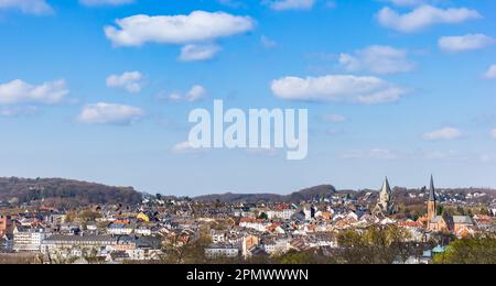 Horizon du centre historique de la ville avec des tours d'église à Wuppertal, Allemagne Banque D'Images