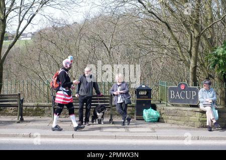 Membre du Britannia Coconutters qui passe devant les spectateurs devant le panneau de la ville pendant la perambulation de Bacup dans le Lancashire le samedi de Pâques Banque D'Images