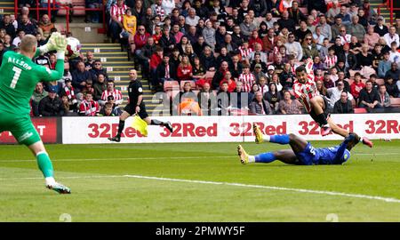 Sheffield, Royaume-Uni. 15th avril 2023. Lliman Ndiaye, de Sheffield Utd, tire à son but lors du match du championnat Sky Bet à Bramall Lane, Sheffield. Le crédit photo devrait se lire: Andrew Yates/Sportimage crédit: Sportimage/Alay Live News Banque D'Images