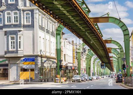 Système historique de transport monorail traversant les rues de Vohwinkel Wuppertal, Allemagne Banque D'Images