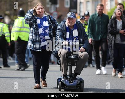 Londres, Royaume-Uni. 15th avril 2023. Les fans de Chelsea arrivent au stade avant le match de la Premier League à Stamford Bridge, Londres. Le crédit photo devrait se lire: Paul Terry/Sportimage crédit: Sportimage/Alay Live News Banque D'Images