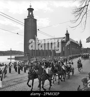 Roi Gustaf VI Adolf de Suède. Photographié aux côtés du Shah d'Iran, Mohammad Reza Pahlavi lors de sa visite en Suède et à Stockholm le 7-11 mai 1960. La calèche passe devant l'hôtel de ville de Stockholm sur le chemin du château royal. Banque D'Images