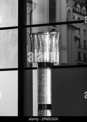 Karlovy Vary, République Tchèque - 26 mai 2022: Vrdlo Une fontaine de boisson chaude de source verre Sculpture à l'intérieur de la Colonnade de source chaude ou Vridelni Kolonada Banque D'Images