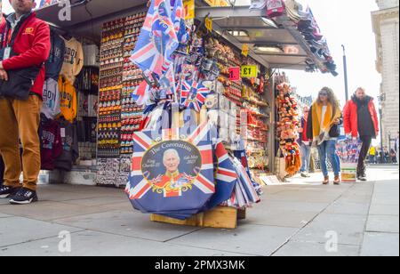 Londres, Royaume-Uni. 15th avril 2023. Les souvenirs du couronnement en vente dans le centre de Londres comme préparatifs pour le couronnement du roi Charles III, qui a lieu sur 6 mai, se poursuivent autour de Londres. Credit: Vuk Valcic/Alamy Live News Banque D'Images