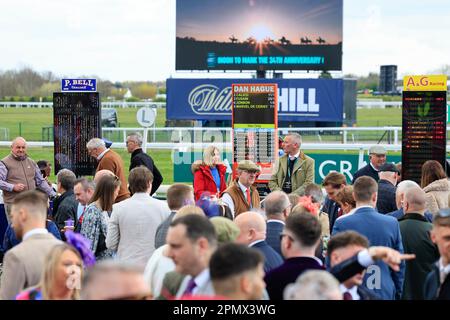 Liverpool, Royaume-Uni. 15th avril 2023. Les bookmakers attendent la première course au Randox Grand National Festival 2023 Grand National Day à Aintree Racecourse, Liverpool, Royaume-Uni, 15th avril 2023 (photo de Conor Molloy/News Images) à Liverpool, Royaume-Uni, le 4/15/2023. (Photo de Conor Molloy/News Images/Sipa USA) crédit: SIPA USA/Alay Live News Banque D'Images