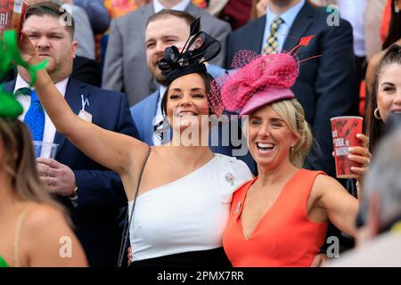 Liverpool, Royaume-Uni. 15th avril 2023. Les Racegoers applaudissent les chevaux lors de l'haies de l'hôtel Village handicap au Grand Festival National de Randox 2023 Grand National Day à l'hippodrome d'Aintree, Liverpool, Royaume-Uni, 15th avril 2023 (photo de Conor Molloy/News Images) à Liverpool, Royaume-Uni le 4/15/2023. (Photo de Conor Molloy/News Images/Sipa USA) crédit: SIPA USA/Alay Live News Banque D'Images