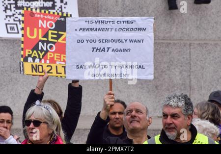 Londres, Angleterre, Royaume-Uni. 15th avril 2023. Un manifestant tient un panneau opposé à des villes de 15 minutes. Des manifestants se sont rassemblés sur Trafalgar Square pour s'opposer à l'expansion de la zone d'émission ultra-faible (ULEZ), qui vise à réduire la pollution dans la capitale. (Credit image: © Vuk Valcic/ZUMA Press Wire) USAGE ÉDITORIAL SEULEMENT! Non destiné À un usage commercial ! Crédit : ZUMA Press, Inc./Alay Live News Banque D'Images