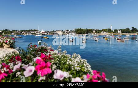 Combrit, France. 13th juin 2022. Les bateaux sont amarrés sur l'Odet dans le voisinage immédiat de l'embouchure de l'Atlantique. En arrière-plan sur la rive opposée est le village de Benodet. Crédit : Daniel Karmann/dpa/Daniel Karmann/dpa/Alay Live News Banque D'Images