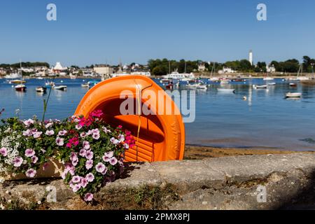 Combrit, France. 13th juin 2022. Les bateaux sont amarrés sur l'Odet dans le voisinage immédiat de l'embouchure de l'Atlantique. En arrière-plan sur la rive opposée est le village de Benodet. Crédit : Daniel Karmann/dpa/Daniel Karmann/dpa/Alay Live News Banque D'Images