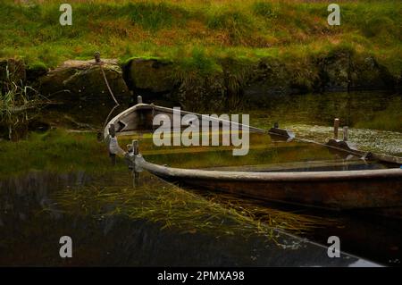 Un bateau au milieu d'un lac calme à mi-chemin submergé dans l'eau Banque D'Images