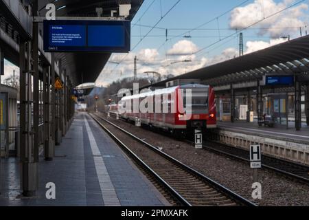 Embarquement avec message de grève EVG et plate-forme de chemin de fer vide lors des grèves d'avertissement nationales du 27th mars 2023 en Allemagne Banque D'Images