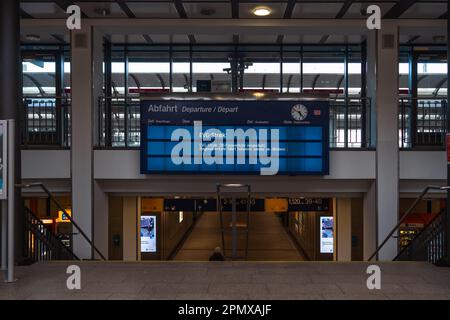 Une gare vide avec un grand tableau de départ informant les gens des grèves EVG en cours en Allemagne Banque D'Images