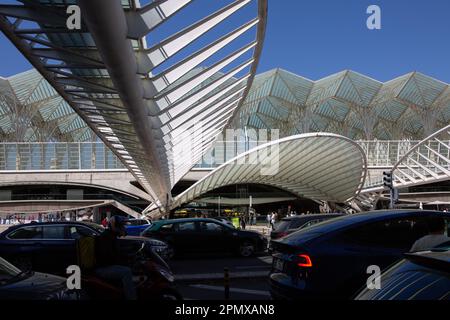 Lissabon, Portugal. 06th avril 2023. Les voitures s'arrêtent au feu rouge en face de la gare Oriente. Crédit : Viola Lopes/dpa/Alamy Live News Banque D'Images