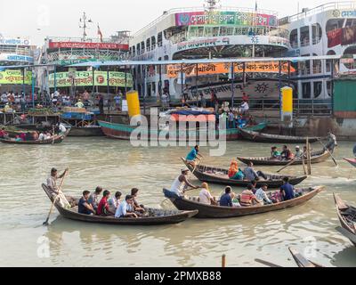 Ferries de différentes tailles à la station de bateau Wise Ghat sur le fleuve Buriganga à Dhaka, la capitale du Bangladesh. Banque D'Images