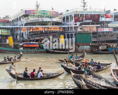 Ferries de différentes tailles à la station de bateau Wise Ghat sur le fleuve Buriganga à Dhaka, la capitale du Bangladesh. Banque D'Images