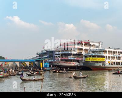 Ferries de différentes tailles à la station de bateau Wise Ghat sur le fleuve Buriganga à Dhaka, la capitale du Bangladesh. Banque D'Images