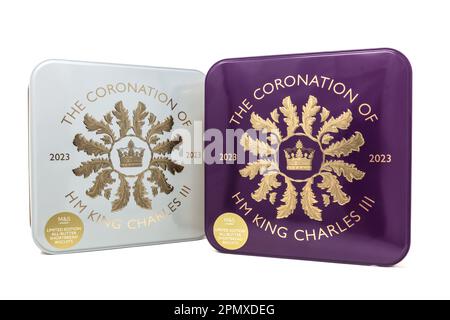 M&S Coronation of HM King Charles III All Butter Shortbread Tins sur fond blanc. Banque D'Images