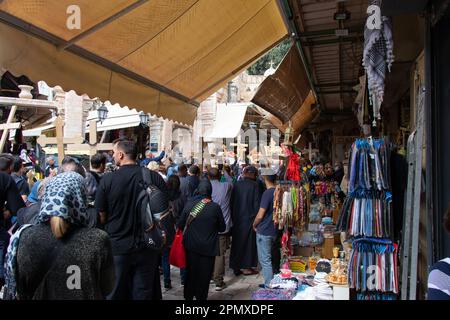 Pèlerins chrétiens devant l'église du Saint-Sépulcre. Jours de Pâques dans la vieille ville de Jérusalem - Israël : avril 2023 Banque D'Images