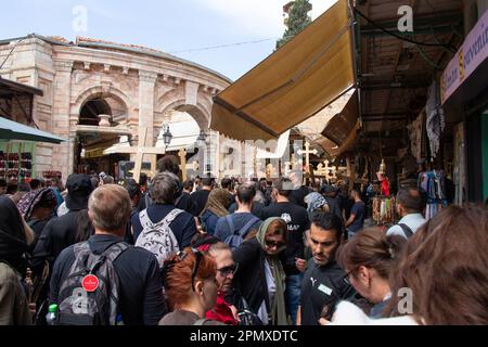 Pèlerins chrétiens devant l'église du Saint-Sépulcre. Jours de Pâques dans la vieille ville de Jérusalem - Israël : avril 2023 Banque D'Images