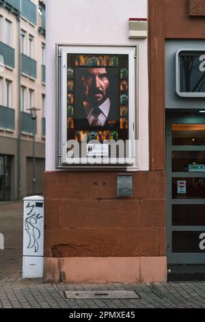 John Wick affiche de film à succès à l'extérieur du cinéma à Kaiserslautern, en Allemagne Banque D'Images