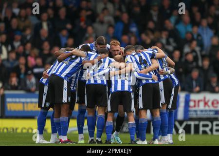 Les joueurs de Sheffield Wednesday forment un caucus avant le match de Sky Bet League 1 Burton Albion vs Sheffield Wednesday au stade Pirelli, Burton Upon Trent, Royaume-Uni, 15th avril 2023 (photo de Gareth Evans/News Images) Banque D'Images