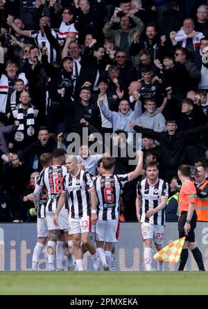 Mark O'Hara de St Mirren (deuxième à droite) célèbre le premier but de son équipe lors du match cinch Premiership au stade Ibrox, à Glasgow. Date de la photo: Samedi 15 avril 2023. Banque D'Images