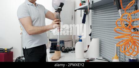 Récolte d'artisan méconnaissable ajustement et flexion de la jambe prothétique moderne à la section du genou Banque D'Images