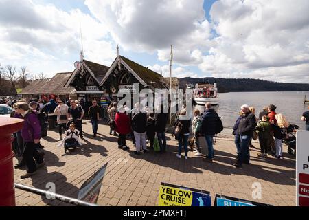 Cumbria, Royaume-Uni. 15th avril 2023. 15th avril 2023 .UK Cumbria Weather Sunny Afternoon at Bowness Bay on Lake Windermere attire les touristes pour les excursions en bateau et les glaces crédit: Gordon Shoosmith/ Live News crédit: Gordon Shoosmith/Alay Live News Banque D'Images