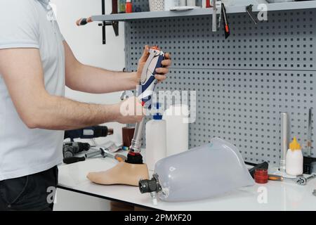 Récolte d'artisan méconnaissable ajustement et flexion de la jambe prothétique moderne à la section du genou Banque D'Images