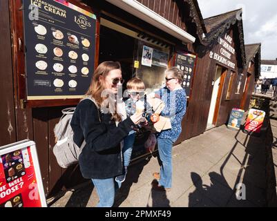 Cumbria, Royaume-Uni. 15th avril 2023. 15th avril 2023 .UK Cumbria Weather Sunny Afternoon at Bowness Bay on Lake Windermere attire les touristes pour les excursions en bateau et les glaces crédit: Gordon Shoosmith/ Live News crédit: Gordon Shoosmith/Alay Live News Banque D'Images