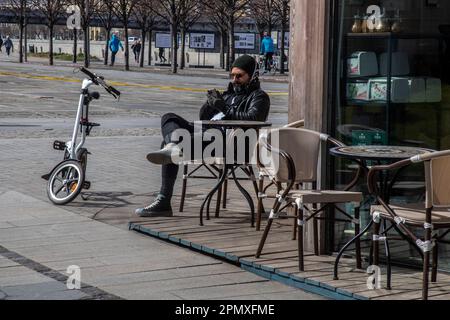 Moscou, Russie. 15th avril 2023. Un homme se repose sur le remblai de Crimée dans le parc de Muzeon lors d'une journée de printemps ensoleillée dans le centre de Moscou, en Russie Banque D'Images