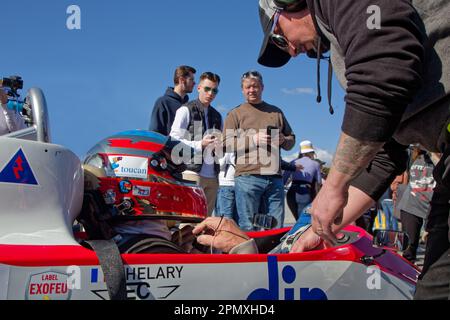 LE CASTELLET, FRANCE, 9 avril 2023 : l'ancien pilote français Eric Helary, vainqueur du Mans, monte sa voiture lors du cinquième Grand Prix historique français sur ci Banque D'Images