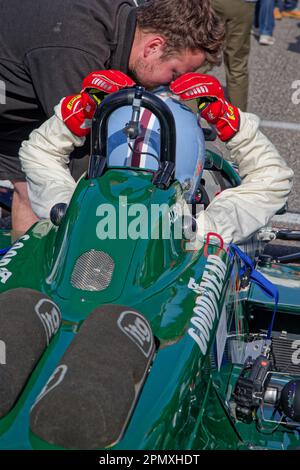 LE CASTELLET, FRANCE, 9 avril 2023 : aider un pilote avant le départ lors du cinquième Grand Prix historique français sur le circuit Paul Ricard Banque D'Images