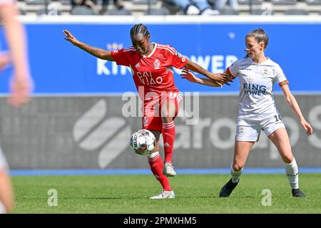 Louvain, Belgique. 15th avril 2023. Lakeesha Eijken (11) de Standard et Shari Van Belle (14) de OHL photographié pendant un match de football féminin entre Oud Heverlee Leuven et Standard Femina de Liège le jour de match 5th en jeu 1 de la saison 2022 - 2023 de la Super League belge Lotto Womens , Le samedi 15 avril 2023 à Louvain , Belgique . PHOTO SPORTPIX | David Catry Credit: Sportpix/Alay Live News Banque D'Images