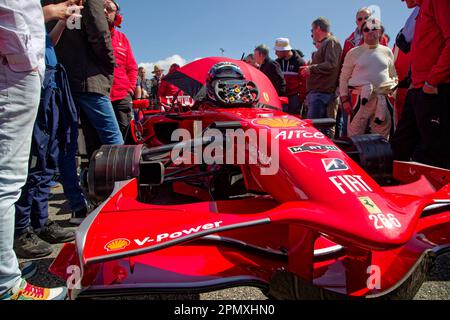 LE CASTELLET, FRANCE, 8 avril 2023 : sur la grille de départ lors du cinquième Grand Prix historique français sur le circuit Paul Ricard Banque D'Images
