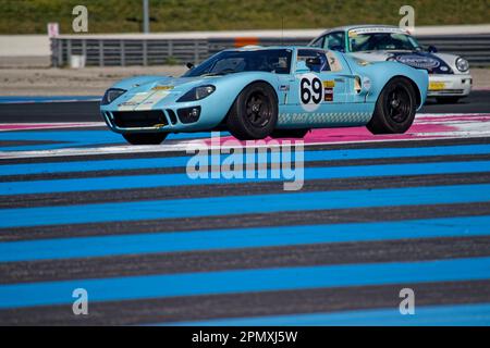 LE CASTELLET, FRANCE, 7 avril 2023 : course d'endurance sur piste pendant le cinquième Grand Prix historique français sur le circuit Paul Ricard. Banque D'Images