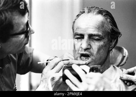 MARLON BRANDO étant composé comme Don Vito Corleone a de fausses dents ajustées par l'artiste de maquillage pendant le tournage du PARRAIN 1972 réalisateur FRANCIS FORD COPPOLA roman Mario Puscreenzo jouer Mario Puzo et Francis Ford Coppola musique Nino Rota Albert S. Ruddy Productions / Alfran Productions / Paramount Pictures Banque D'Images