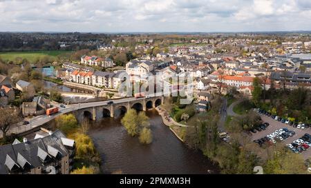 Un paysage aérien de la ville de Wetherby dans le West Yorkshire avec pont routier et belette au-dessus de la rivière Wharfe Banque D'Images