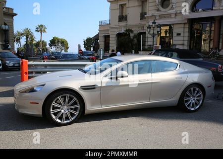 Monte-Carlo, Monaco - 17 mai 2016 : quatre portes Aston Martin rapide, garée en face de l'emblématique Casino de Monte Carlo pendant la prestigieuse Formule 1 G. Banque D'Images