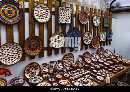 Collection de poteries colorées d'un magasin d'artisanat local exposé. Boutique de cadeaux en céramique artisanale à Lisbonne, Portugal Banque D'Images