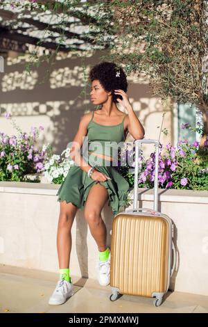 Femme touriste avec bagages à valise. Voyages d'affaires, mode de vie étudiant, personnes, concept de tourisme Banque D'Images