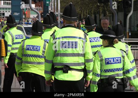 Animal Rising un mouvement activiste animalier britannique Liverpool, Merseyside, Royaume-Uni. Avril 2023. Grand National Meeting Aintree manifestations et opposition à l'entrée principale de l'hippodrome d'Aintree. Animal Rising organise une manifestation contre le Grand National Horse race meeting à Aintree, Liverpool. Banque D'Images