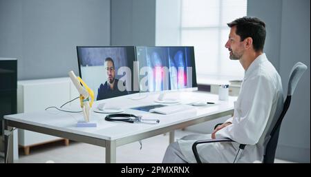 Vidéoconférence en ligne avec Doctor. Chat vidéo Xray Knee Banque D'Images