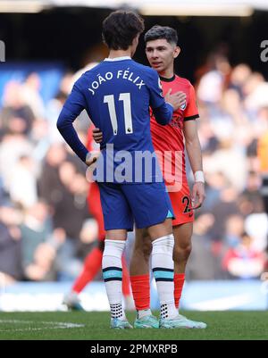 Londres, Royaume-Uni. 15th avril 2023. Joao Felix de Chelsea et Julio Enciso de Brighton et Hove Albion se secouent les mains après le match de la Premier League à Stamford Bridge, Londres. Le crédit photo devrait se lire: Paul Terry/Sportimage crédit: Sportimage/Alay Live News Banque D'Images